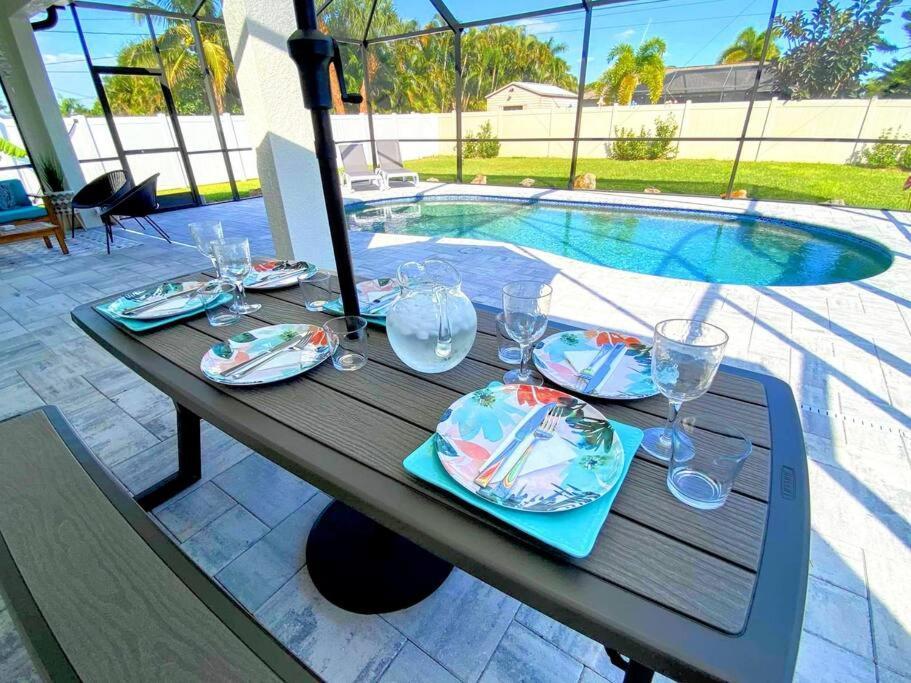 Blue Door Retreat - Luxury Pool Home - Sleeps 8 Cabo Coral Exterior foto