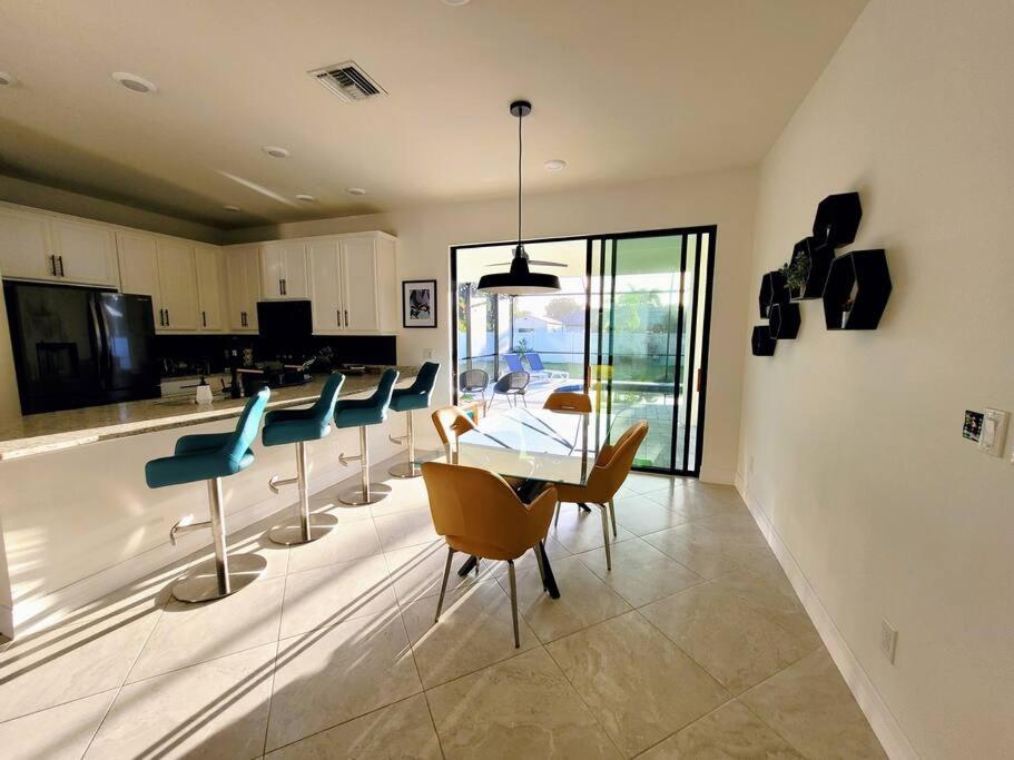 Blue Door Retreat - Luxury Pool Home - Sleeps 8 Cabo Coral Exterior foto